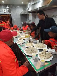 冬至温情暖龙城 濮阳餐饮商家免费宴请环卫工